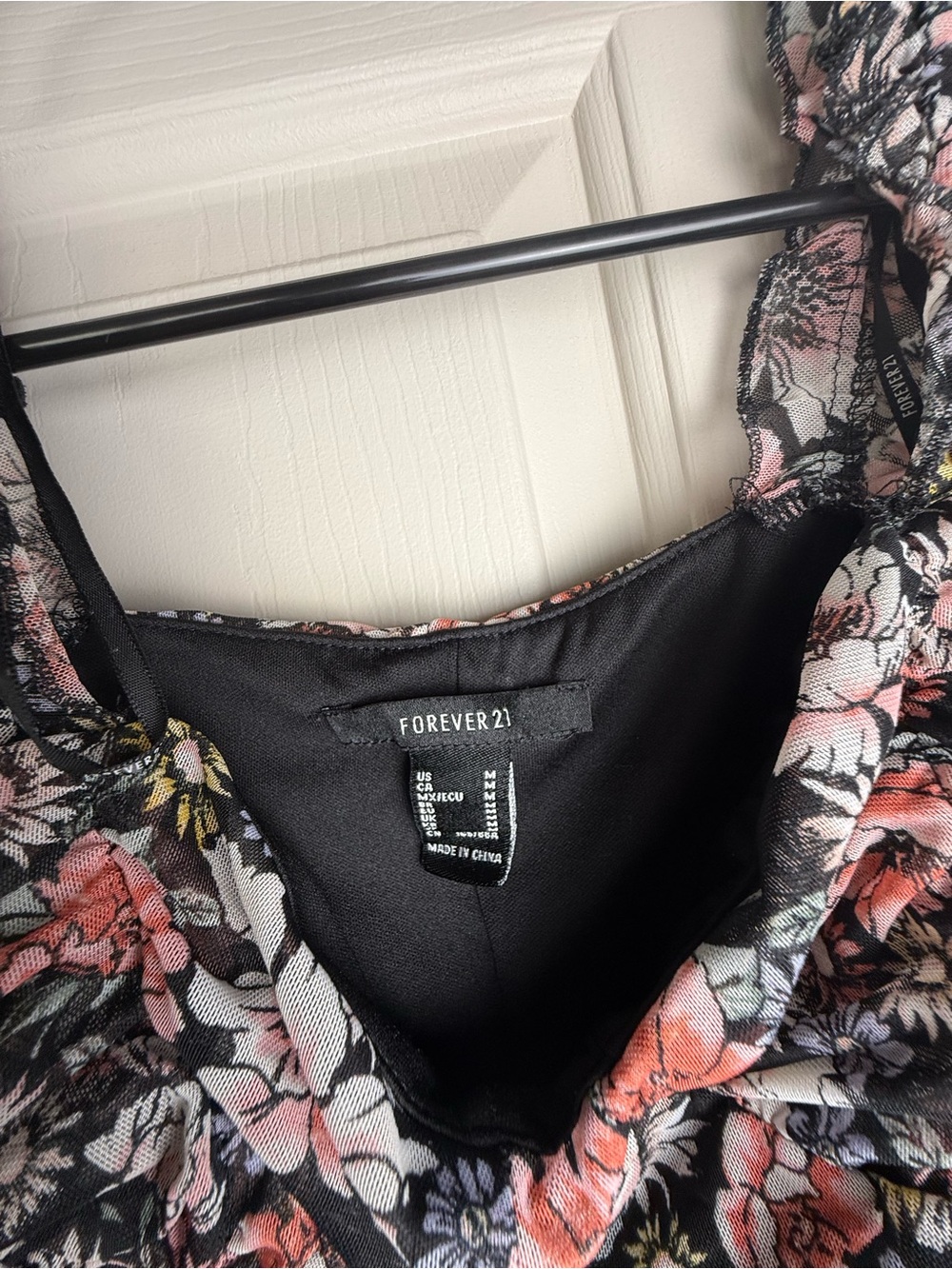 Medium Forever 21 Black Floral Ruched Long-Sleeve Crop Top - Picture 3 of 4